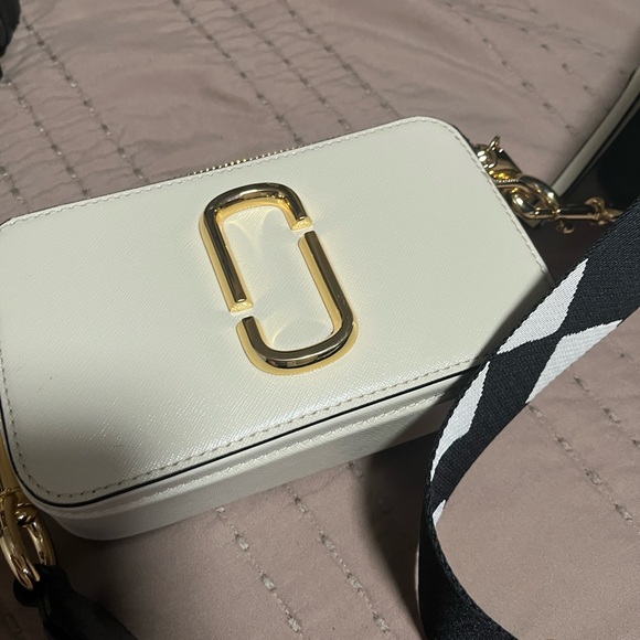 Marc Jacobs Cream Crossbody Bag with Gold Accents - Picture 16 of 16